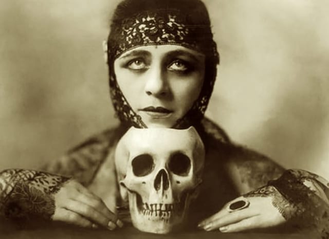 orval-hixon-the-silent-actress-valeska-suratt-one-of-the-firts-vamp-with-theda-bara-1916-copie